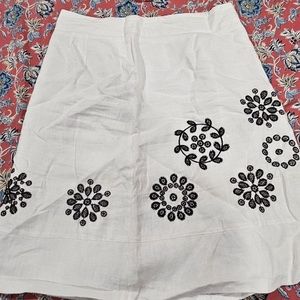 Ladies black/white skirt! Very cute on! Size 10! Dressy or casual!